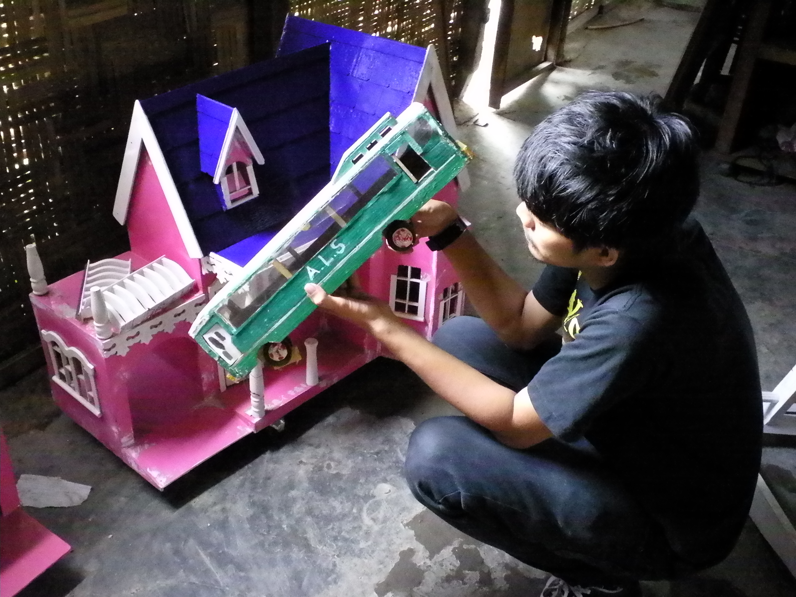 Monang Siagian-Pemilik Rumah Boneka Barbie  Nina Rialita 